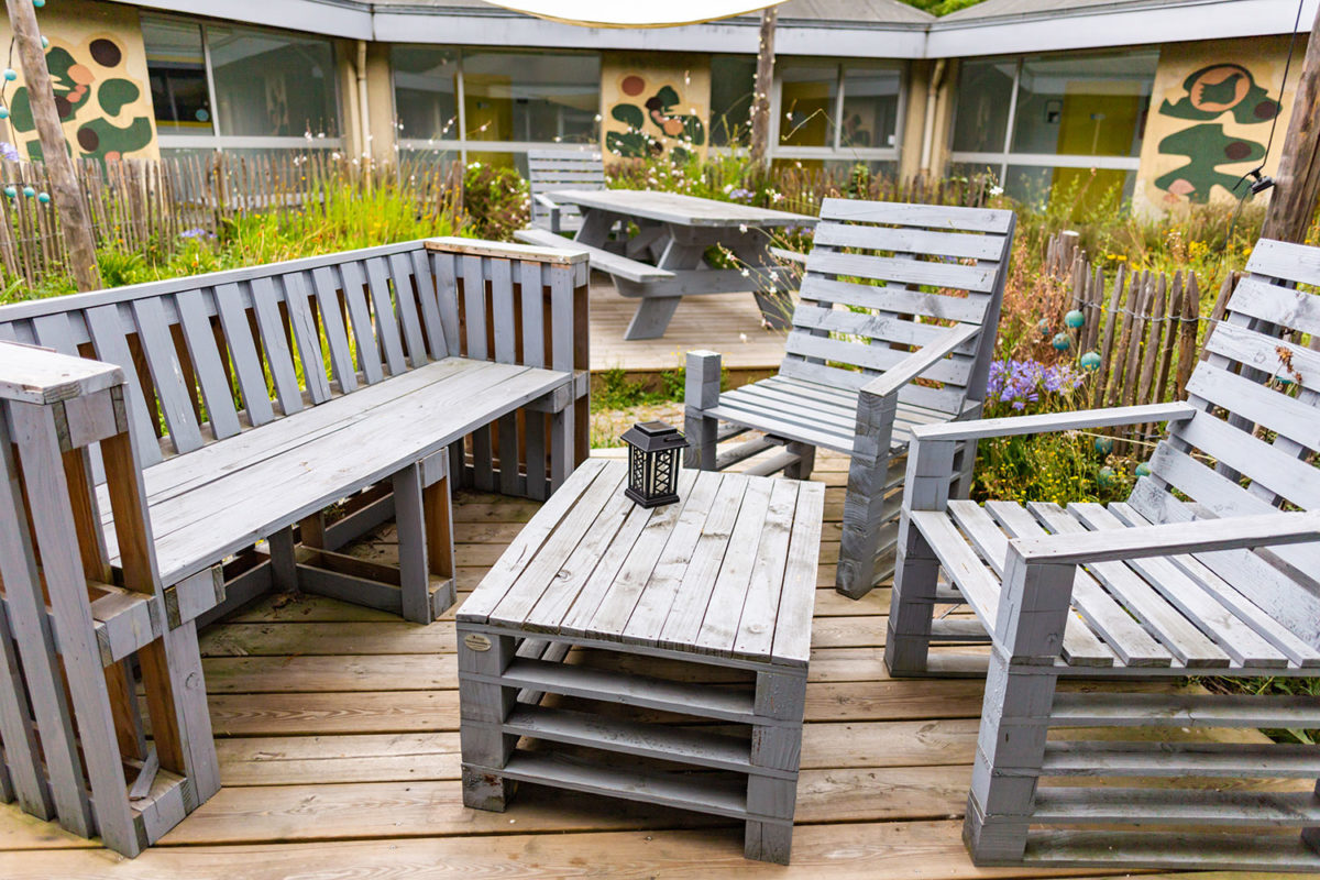 Patio aménagé avec mobilier extérieur à la pépinière le Haut-Blosne